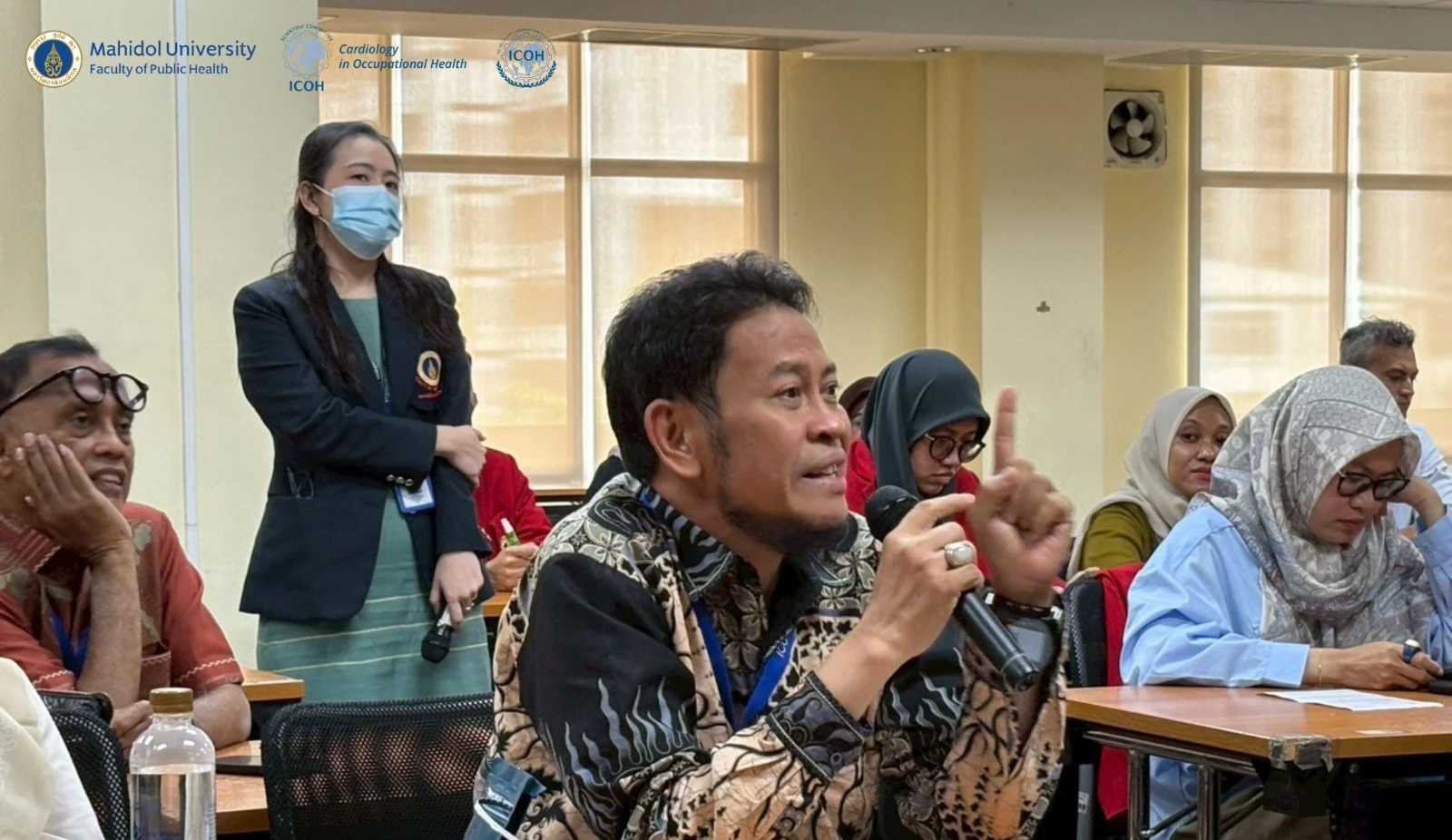 Prof. Anwar Mallongi, M.Sc., Ph.D., dosen pembimbing FKM Unhas, aktif berdiskusi dalam sesi konferensi internasional The 8th International Conference on Work Environment and Cardiovascular Diseases (ICOH-CVD 2025) di Mahidol University, Bangkok. Kehadirannya mendampingi mahasiswa doktoral FKM Unhas bukan hanya memberi arahan akademik, tetapi juga memperkuat jejaring global riset kesehatan kerja dan penyakit kardiovaskular. 